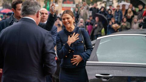 Ministerpräsident Boris Rhein begrüßt Kronprinzessin Victoria von Schweden. 