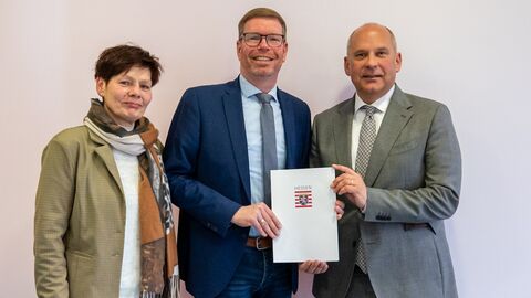 Innenminister Poseck posiert mit Bürgermeister der Gemeinde Knüllwald Andreas Koch und die Erste Stadträtin in Homberg/Efze Claudia Ulrich