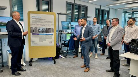 Innenminister Roman Poseck (links) im Austausch mit dem stellv. Leiter des IHUB Samir Demir (mitte) und Mitarbeiterinnen und Mitarbeitern der neuen Forensikstraße 