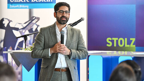 Ein Mann spricht in ein Mikrofon