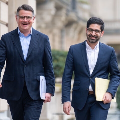 Ministerpräsident Boris Rhein und der stellvertretende Ministerpräsident, Wirtschaftsminister Kaweh Mansoori